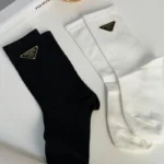 MEDIAS PRADA BLANCA Y NEGRA LOGO