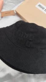 GORRO MIU MIU EN RIB CAFE Y NEGRO - Image 2