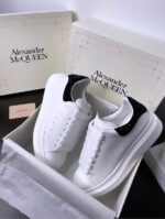 TENIS MCQUEEN CLASICO PIEDRAS ATRAS - Image 4
