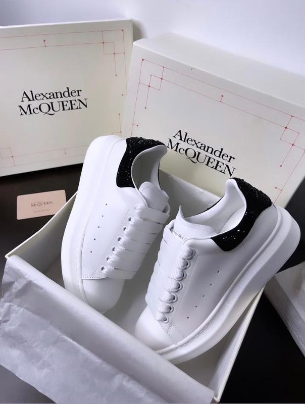 TENIS MCQUEEN CLASICO PIEDRAS ATRAS - Image 4