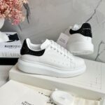 TENIS MCQUEEN CLASICO PIEDRAS ATRAS