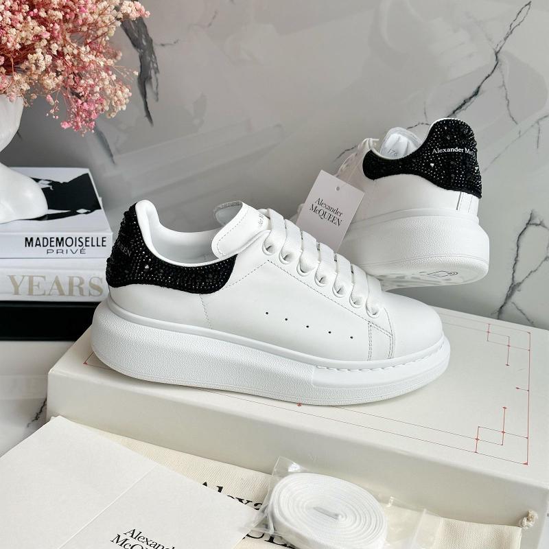 TENIS MCQUEEN CLASICO PIEDRAS ATRAS - Image 1