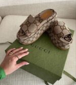 SANDALIA GUCCI LETRA CAFE