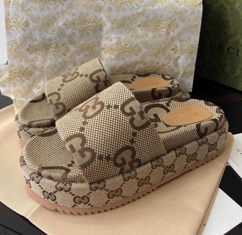 SANDALIA GUCCI LETRA CAFE - Image 3