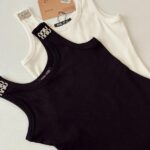 CAMISILLA MIU MIU LOGO HOMBRO BLANCA Y NEGRA