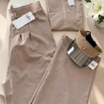 SET ALO PANTALON TAUPE CON CAMISILLA - Image 2