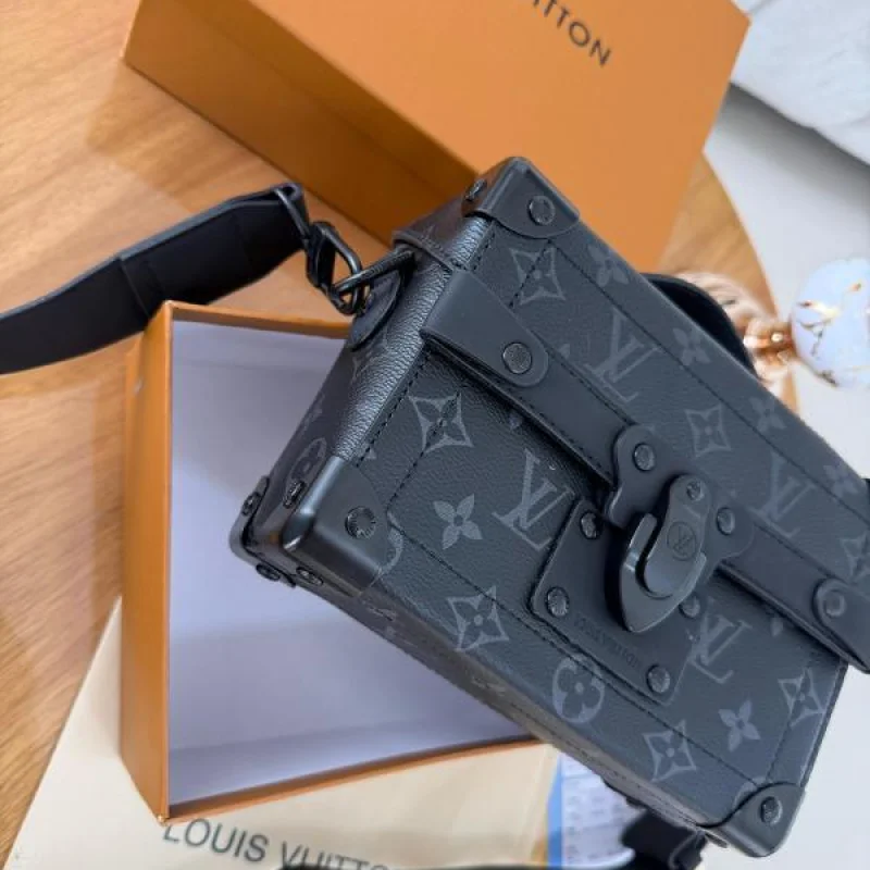 rzd_442a0c71-c9fd-4996-8d3b-66a021d61df3.jpg BOLSO LOUIS VUITTON BAUL NEGRO - Image 1