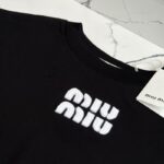 CAMISA MIU MIU NEGRA LETRA BLANCA - Image 3