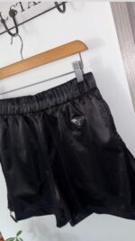SHORT PRADA NEGRO CIERRE - Image 2