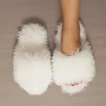 PANTUFLAS BLANCAS PELUDAS - Image 2