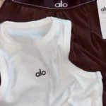 SET ALO PANTALON CAFE CON CAMISILLA BLANCA - Image 4