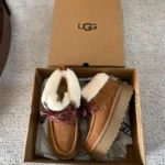 BOTAS UGG CORDON ROJO - Image 2