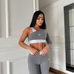 SET NIKE LEGGINS PLATEADO