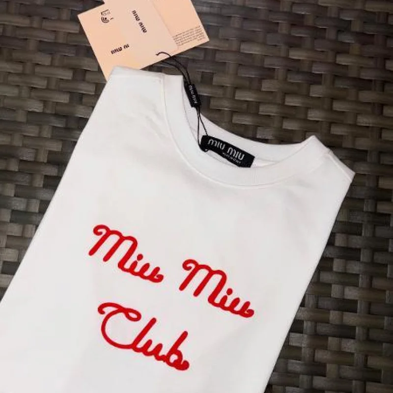 rzd_1AB0EAC3-AD3C-42D4-91EB-7808F45981AE.jpg CAMISA MIU MIU LETRA ROJA - Image 1