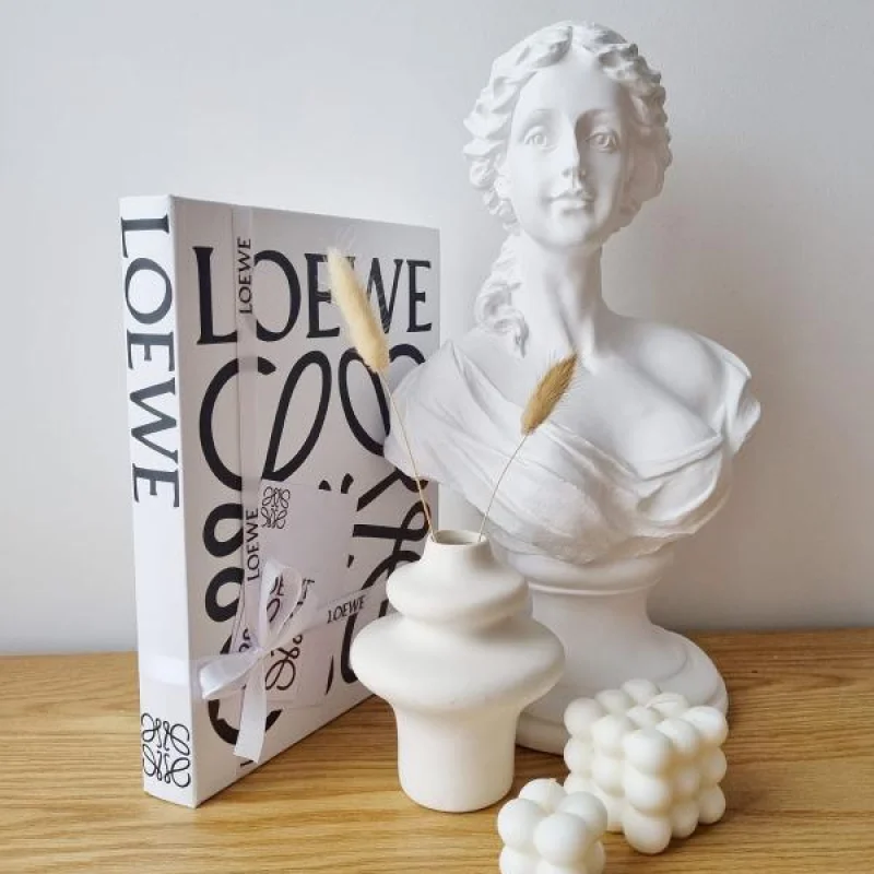 DECORACION LIBRO LOEWE CON ESCULTURA - Image 1